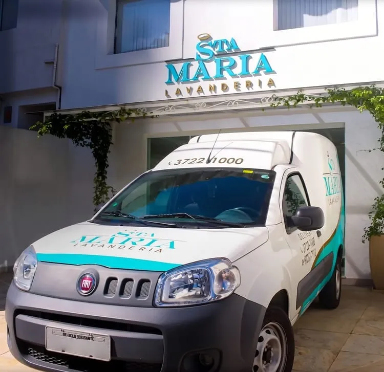 Veículo de coleta e entrega da Sta Maria Lavanderia em frente à loja